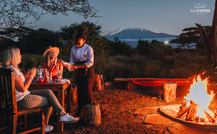 Diner bij kampvuur en sterrenhemel bij Oilepo Amboseli met helder uitzicht op de Kilimanjaro