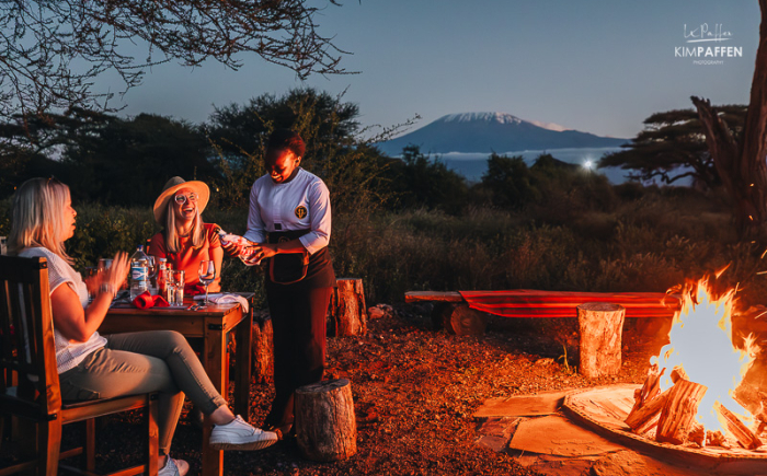 Dineren onder de sterren bij Oilepo Amboseli met uitzicht op de Kilimanjaro Diner bij kampvuur en sterrenhemel bij Oilepo Amboseli met helder uitzicht op de Kilimanjaro