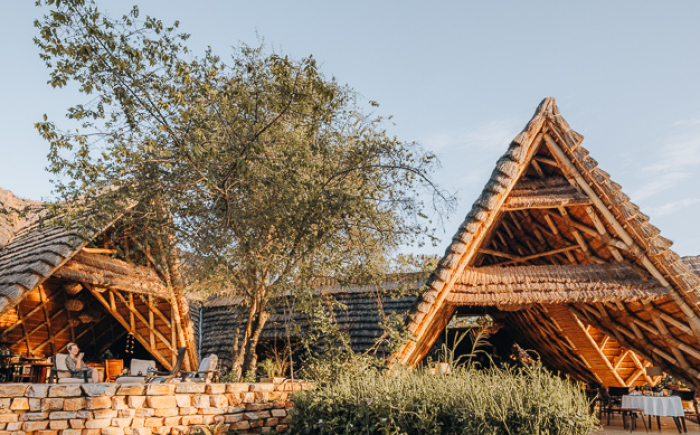 Architectonisch ontwerp van de Eco Lodge Nile Safari Lodge in Oeganda met natuurlijke materialen en uitzicht op de rivier de Nijl