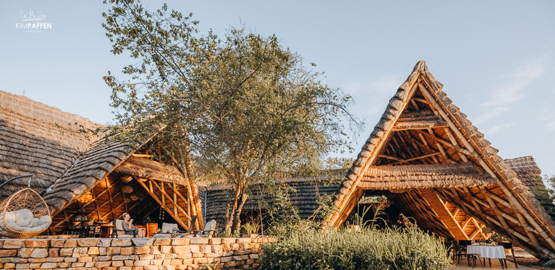 Architectonisch ontwerp van de Eco Lodge Nile Safari Lodge in Oeganda met natuurlijke materialen en uitzicht op de rivier de Nijl