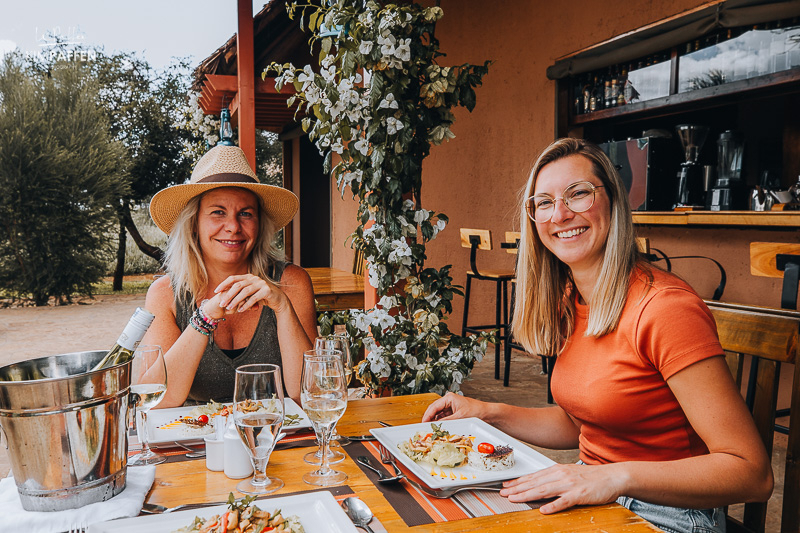 Heerlijk eten en buiten dineren bij Oilepo Amboseli Lodge in Kenia Buiten dineren bij Oilepo Amboseli Lodge in Kenia met prachtig uitzicht op de natuur