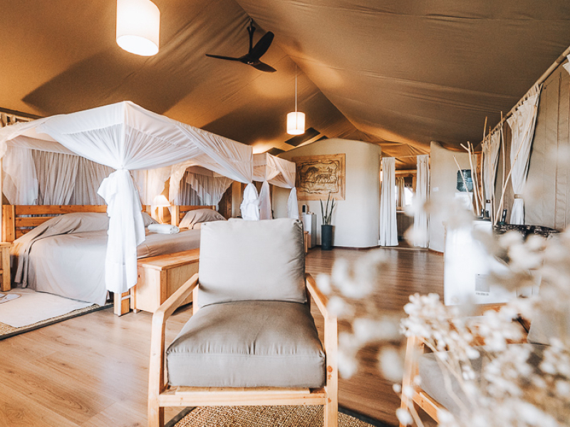 Moderne luxe tenten bij Maisha Sweetwaters, de beste lodge voor Ol Pejeta in Kenia Moderne en stijlvolle inrichting van een luxe tent bij Maisha Sweetwaters nabij Ol Pejeta Conservancy in Kenia