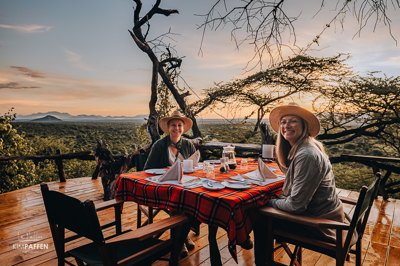 Il Ngwesi: een van de beste accommodaties voor safari in Laikipia Kenia Ontbijt met prachtig uitzicht bij Il Ngwesi Eco Lodge, een van de beste accommodaties voor safari in Laikipia Kenia