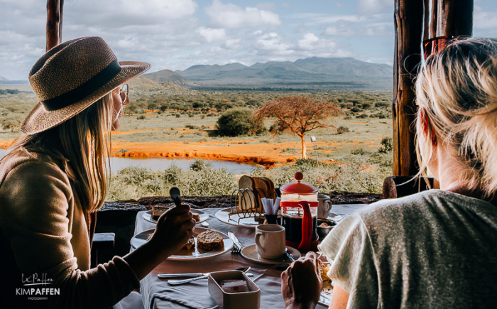 Ontbijt met uitzicht op het beroemde waterhole van Kilaguni Serena Safari Lodge in Tsavo West Kenia