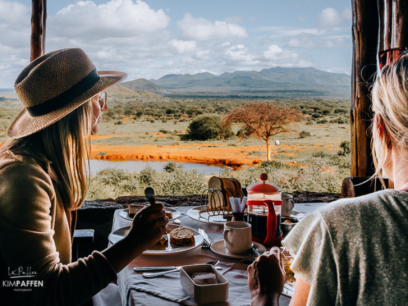 Kilaguni Serena Safari Lodge in Tsavo West Kenia met uitzicht op waterhole Ontbijt met uitzicht op het beroemde waterhole van Kilaguni Serena Safari Lodge in Tsavo West Kenia