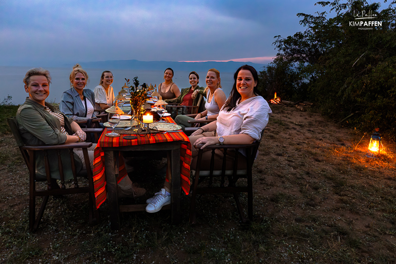 Kim Paffen met haar groep tijdens bushdiner onder de sterren in Kabwoya Wildlife Reserve Oeganda