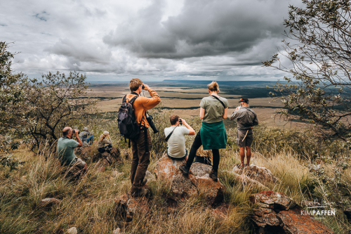 Kleinschalige groepsreis Kenia met Kim als host uitkijkend over de vlaktes van de Masai Mara