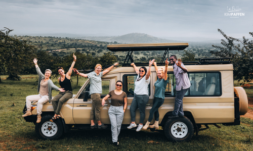 4x4 Toyota Land Cruiser met pop-up dak tijdens een safari in Oeganda