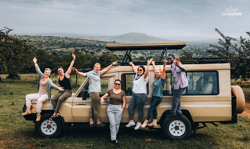 4x4 Toyota Land Cruiser met pop-up dak tijdens een safari in Oeganda