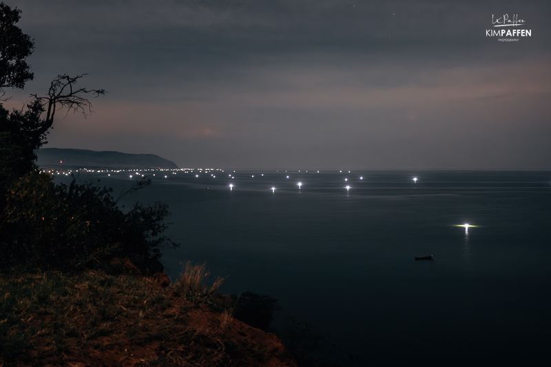 Vissersbootjes op Lake Albert bij Kabwoya in het avondlicht