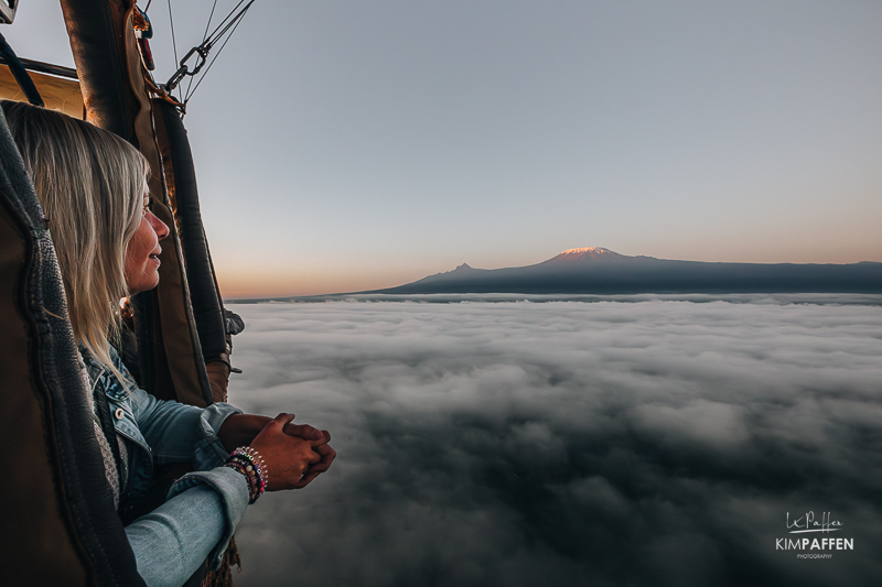 Luchtballon safari bij zonsopkomst in Amboseli Kenia met uitzicht op de besneeuwde top van de Kilimanjaro