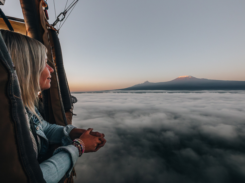 Luchtballon safari bij zonsopkomst in Amboseli Kenia met uitzicht op de besneeuwde top van de Kilimanjaro