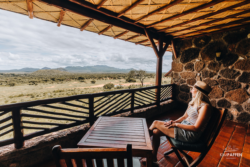 Luxe suite met uitzicht bij Kilaguni Serena Safari Lodge in Kenia Vrouw op het privéterras van de luxe suite van Kilaguni Serena Safari Lodge met uitzicht op de Chyulu Hills en de Kilimanjaro