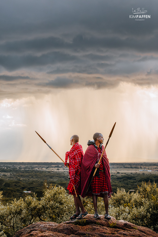 Maasai gidsen tijdens een natuurwandeling bij Maji Moto Eco Camp in Kenia Traditionele Maasai gidsen op een natuurwandeling in de omgeving van Maji Moto Eco Camp in Kenia