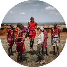 Tessa danst met Maasai Stam tijdens bezoek aan Maasai dorp op Safari in Kenia