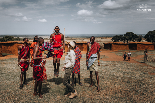 Tessa danst met Maasai Stam tijdens bezoek aan Maasai dorp op Safari in Kenia