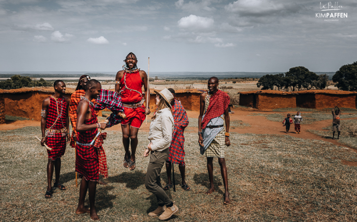 Tessa danst met Maasai Stam tijdens bezoek aan Maasai dorp op Safari in Kenia