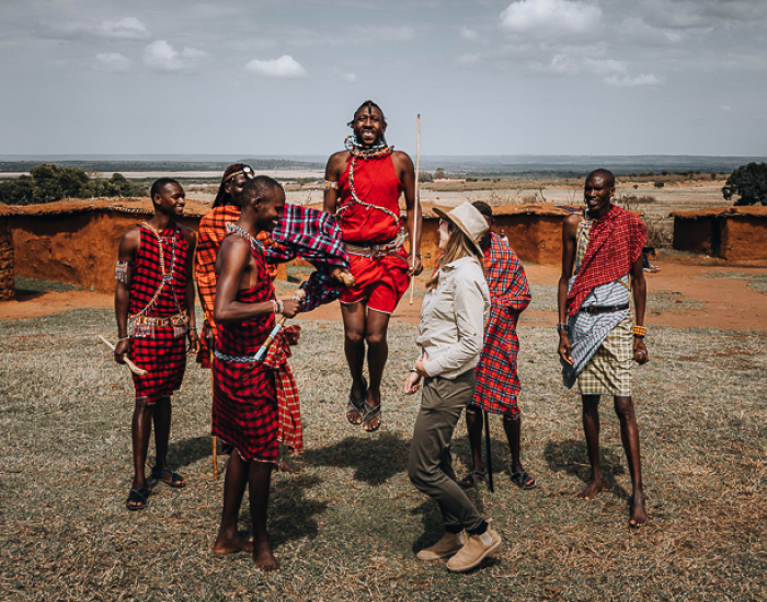 Tessa danst met Maasai Stam tijdens bezoek aan Maasai dorp op Safari in Kenia