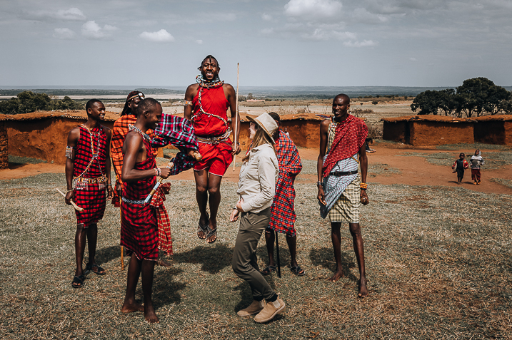 Tessa danst met Maasai Stam tijdens bezoek aan Maasai dorp op Safari in Kenia