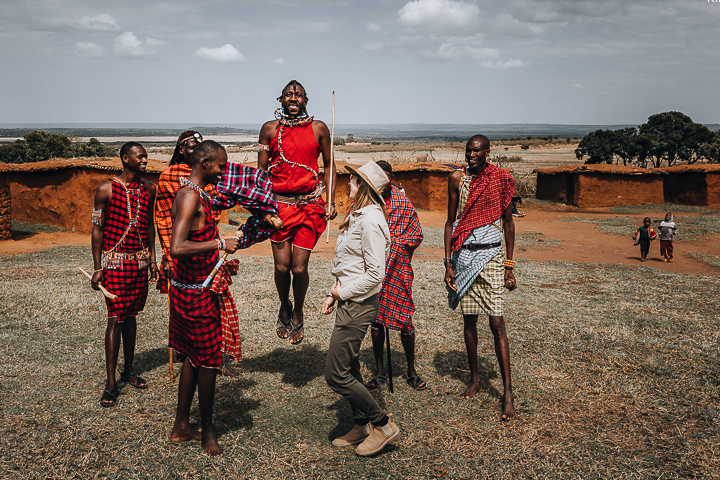 Tessa danst met Maasai Stam tijdens bezoek aan Maasai dorp op Safari in Kenia