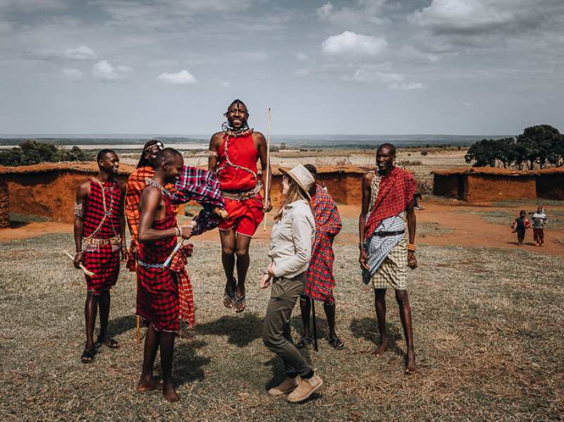 Tessa danst met Maasai Stam tijdens bezoek aan Maasai dorp op Safari in Kenia