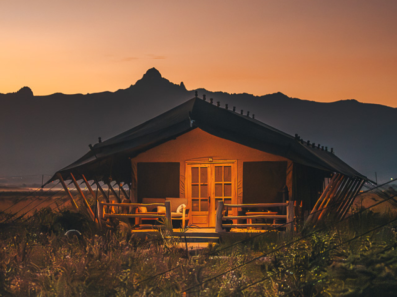 Luxe safaritent van Maisha Sweetwaters Camp in Kenia met uitzicht op de savanne en Mount Kenia