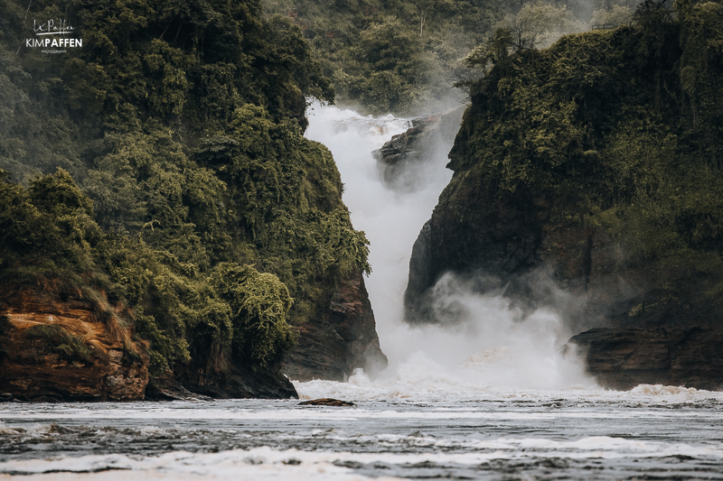 Murchison Falls in Oeganda met het water dat krachtig naar beneden stroomt omgeven door mist