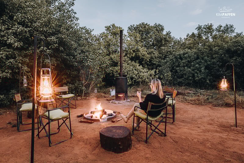 bij het vuur van wandelsafari Kamp Nkula van Pafuri Walking Safaris in Zuid-Afrika