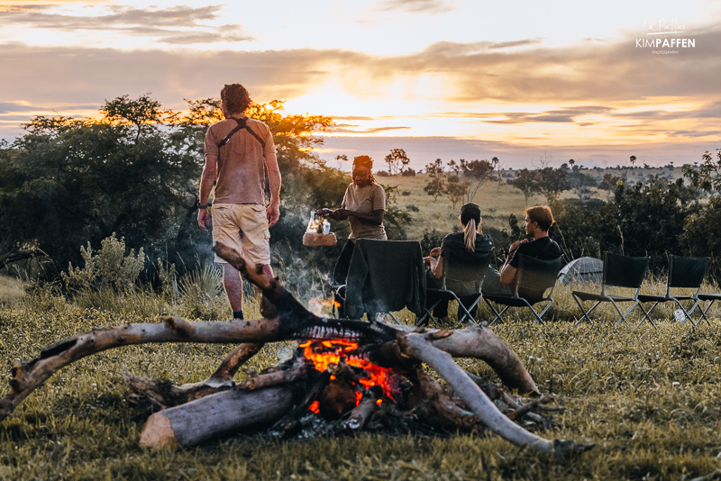 Genieten van de puurheid van safaribestemming Oeganda bij een kampvuur in Murchison Falls