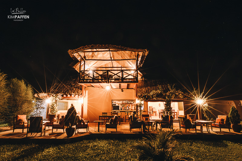 Oilepo Amboseli Lodge bij nacht in Kenia Oilepo Amboseli Lodge sfeervol verlicht in het donker in Kenia