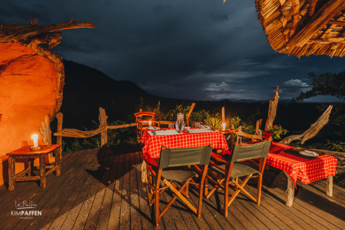 Romantisch diner bij kaarslicht op een privébalkon bij Il Ngwesi Lodge in Laikipia Kenia
