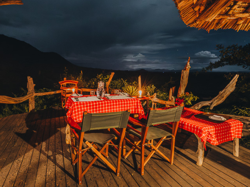 Romantisch diner bij kaarslicht op een privébalkon bij Il Ngwesi Lodge in Laikipia Kenia