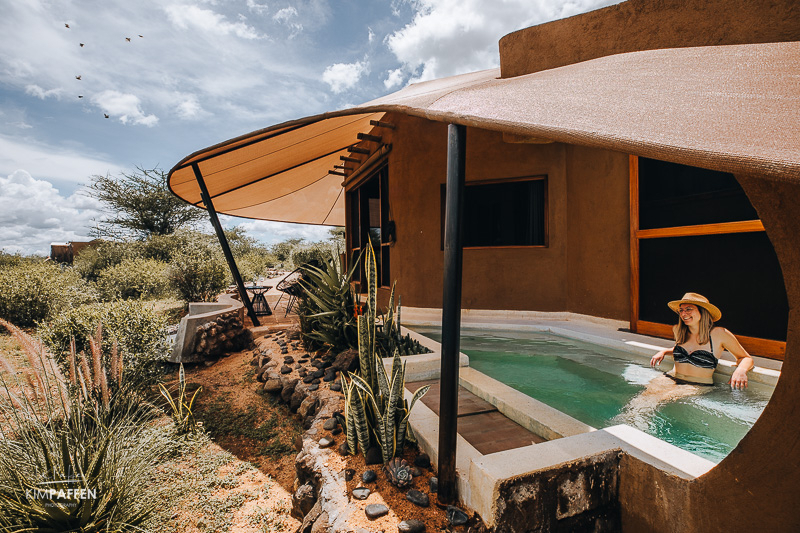 Surana Buffalo Springs met privé plunge pools midden in Samburu Kenia Privé plunge pool bij Surana Buffalo Springs Safari Lodge met uitzicht op de savanne in Samburu Kenia