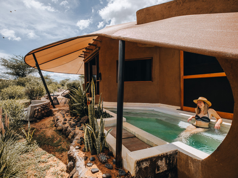 Privé plunge pool bij Surana Buffalo Springs Safari Lodge met uitzicht op de savanne in Samburu Kenia