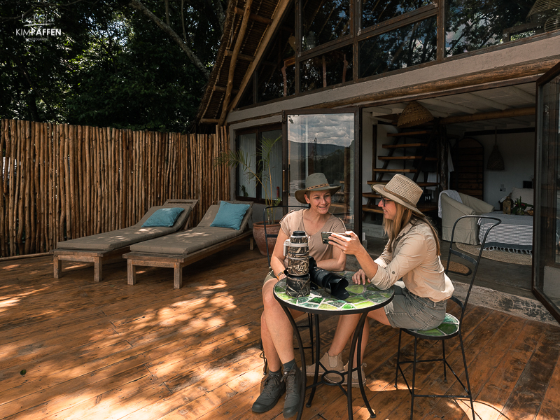 Privedeck met uitzicht op de Mara Rivier House in the Wild Kenia Prive deck van een cottage van House in the Wild met uitzicht op de Mara Rivier in Kenia