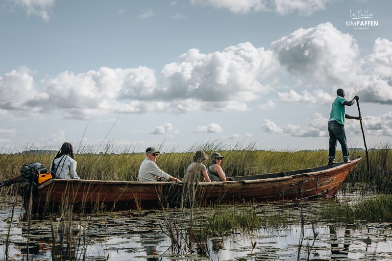 Reizigers in Oeganda tijdens een zorgvuldig begeleide safari met aandacht voor veiligheid en actuele reisadviezen