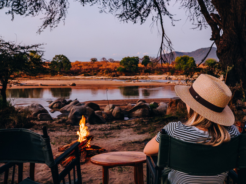 Zonsondergang bij Ruaha River Lodge aan de Ruaha River Zonsondergang bij een kampvuur aan de Ruaha River, Ruaha River Lodge in Zuid-Tanzania
