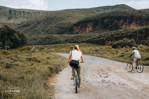Fietsen langs wild en rotspartijen tijdens een safari in Hell’s Gate National Park in Kenia