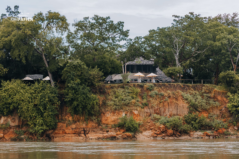 Tented camp of safari lodge in Nyerere National Park met uitzicht op bush, rivier of meer