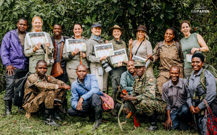 Op safari in Oeganda wordt het Gorilla Trekking Certificaat uitgereikt aan leden van de kleindschalige groepsreis in Oeganda