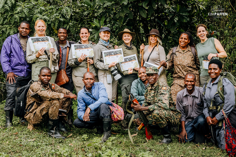 Op safari in Oeganda wordt het Gorilla Trekking Certificaat uitgereikt aan leden van de kleindschalige groepsreis in Oeganda