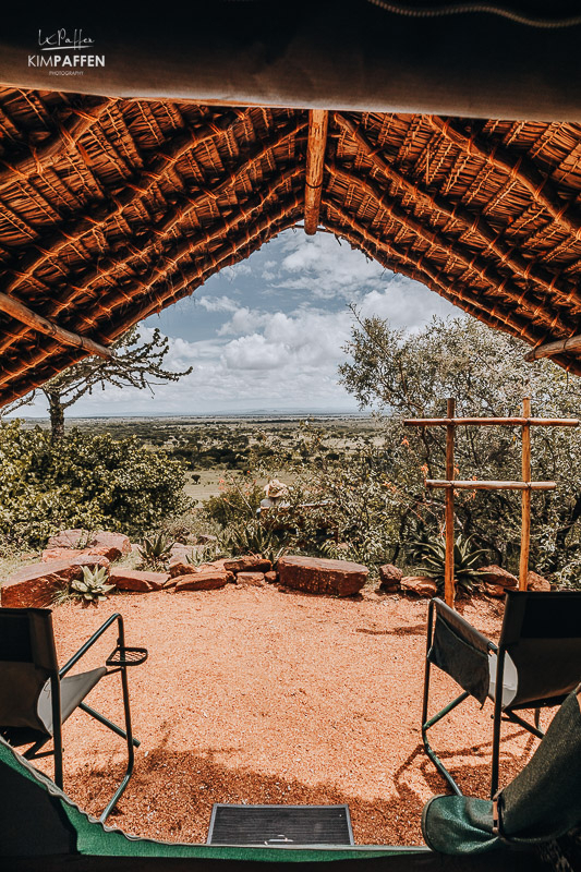 Eenvoudige canvas tent met savannezicht bij Maji Moto Eco Camp in Kenia Uitzicht op de savanne vanuit een basic canvas tent bij Maji Moto Eco Camp, een culturele Maasai ervaring in Kenia