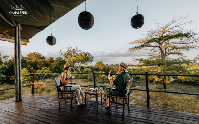 Prive balkon van onze tent op palen bij Selous Impala Camp Nyerere tijdens zonsopkomst