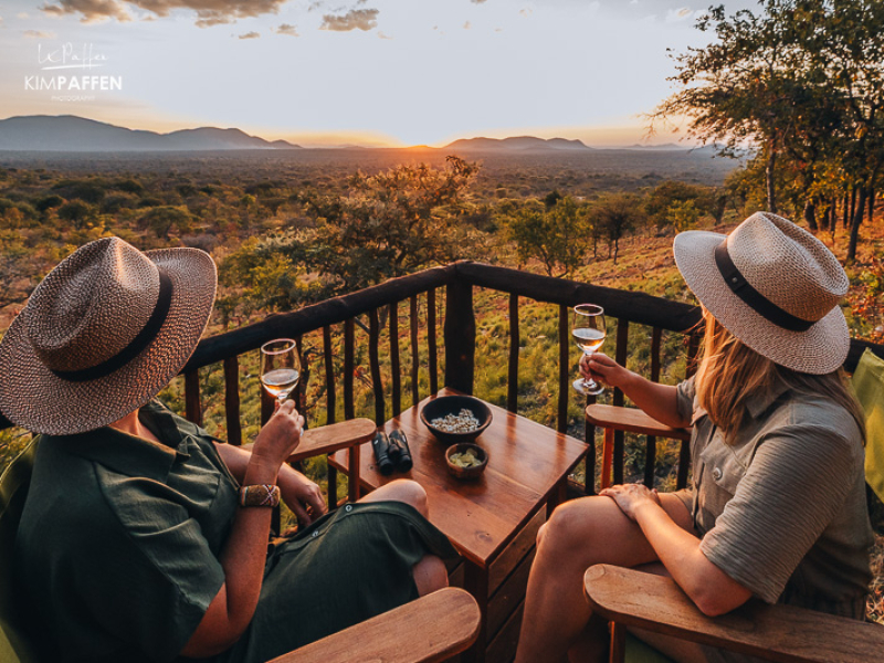 Sundowner op het privébalkon van Hodi Hodi Bush Camp, Ruaha Kim Paffen en Tessa Winkelman bij een sundowner op het privébalkon van Hodi Hodi Bush Camp met uitzicht over Ruaha National Park, Zuid-Tanzania