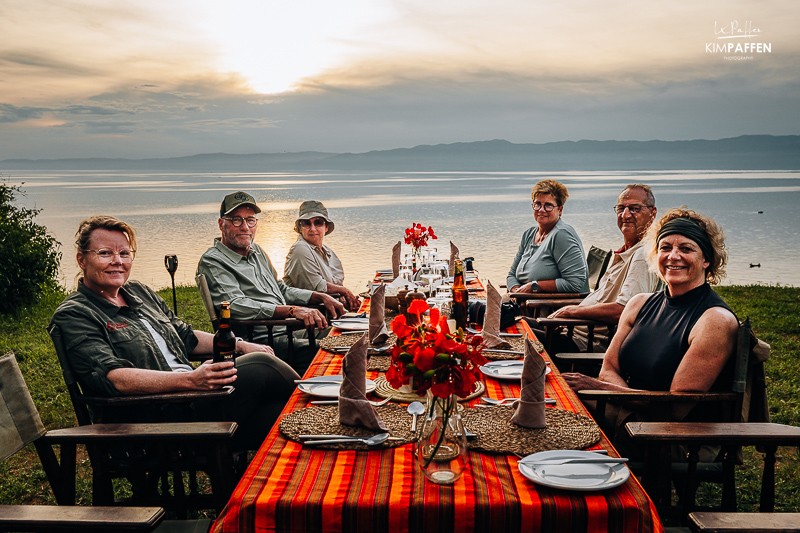 Sundowner met uitzicht over Lake Albert tijdens een Oeganda rondreis