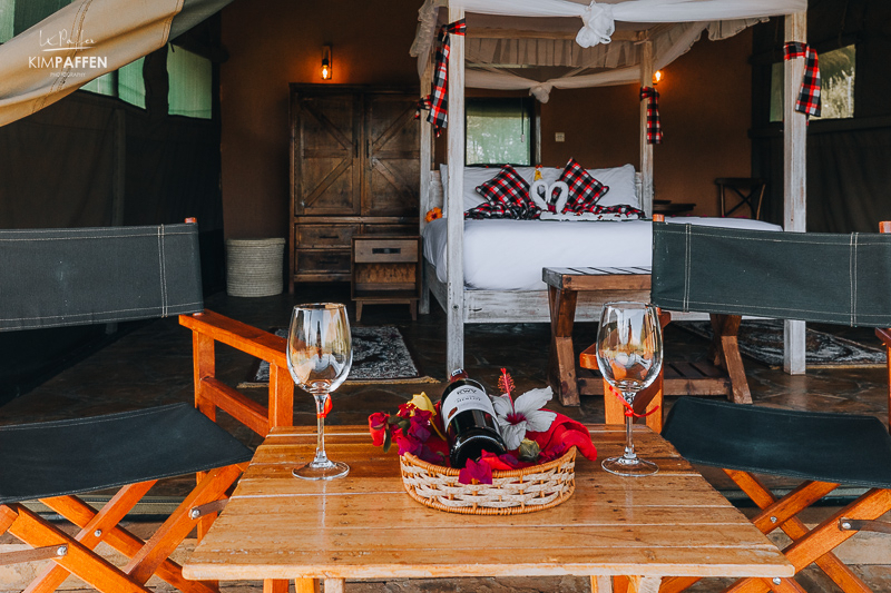 Safaritent bij Oilepo Amboseli Lodge in Kenia Fles wijn geserveerd bij een safaritent van Oilepo Amboseli Lodge in Kenia