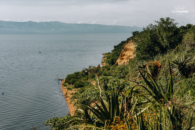 uitzicht op Lake Albert bij Kabwoya Wildlife Reserve en de Blue Mountains in Congo