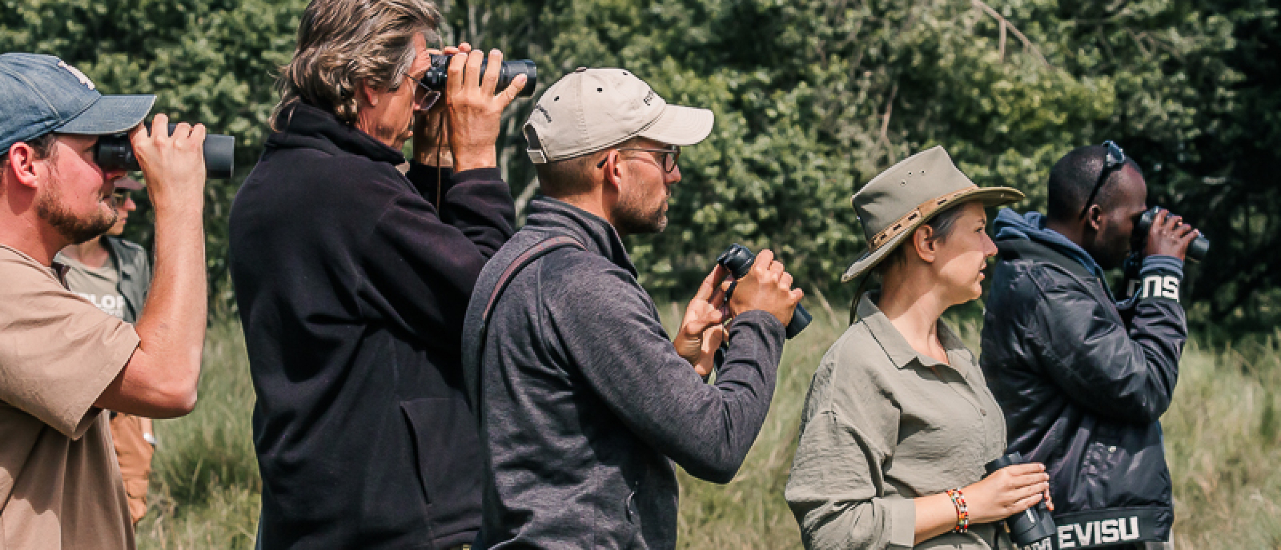 Vogels Spotten met Verrekijker tijdens wandelsafari in Masai Mara