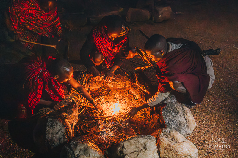Vuur maken demonstratie door de Maasai bij Maji Moto Eco Camp in Kenia Maasai laten zien hoe ze op traditionele wijze vuur maken bij Maji Moto Eco Camp in Kenia