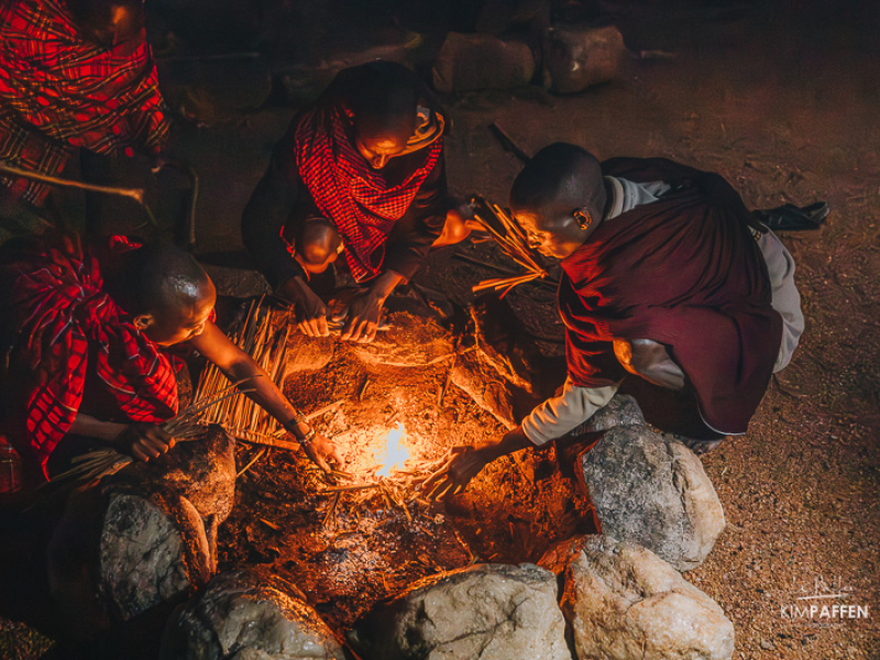Maasai laten zien hoe ze op traditionele wijze vuur maken bij Maji Moto Eco Camp in Kenia